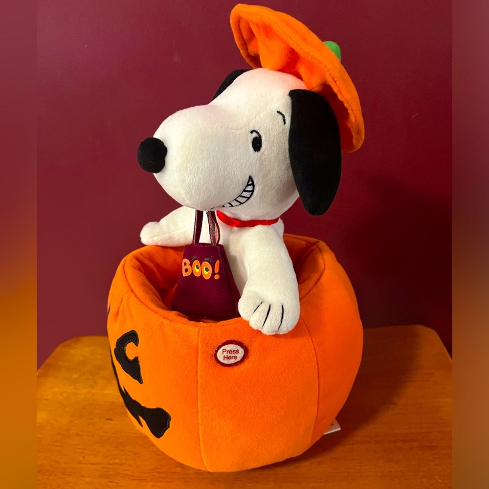 Halloween Snoopy Trick Treat Peek a Boo Sound & Motion Peanuts Hallmark Vintage
